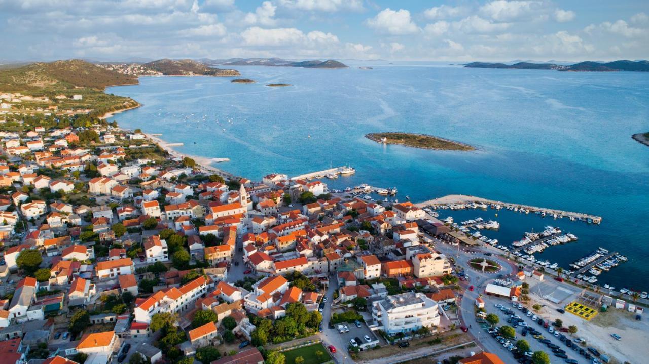 Apartman Mali Raj Pakoštane Buitenkant foto